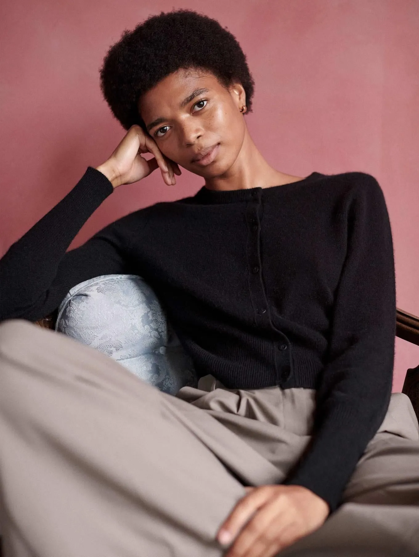 Essential Cashmere Crewneck Cardigan (Black)